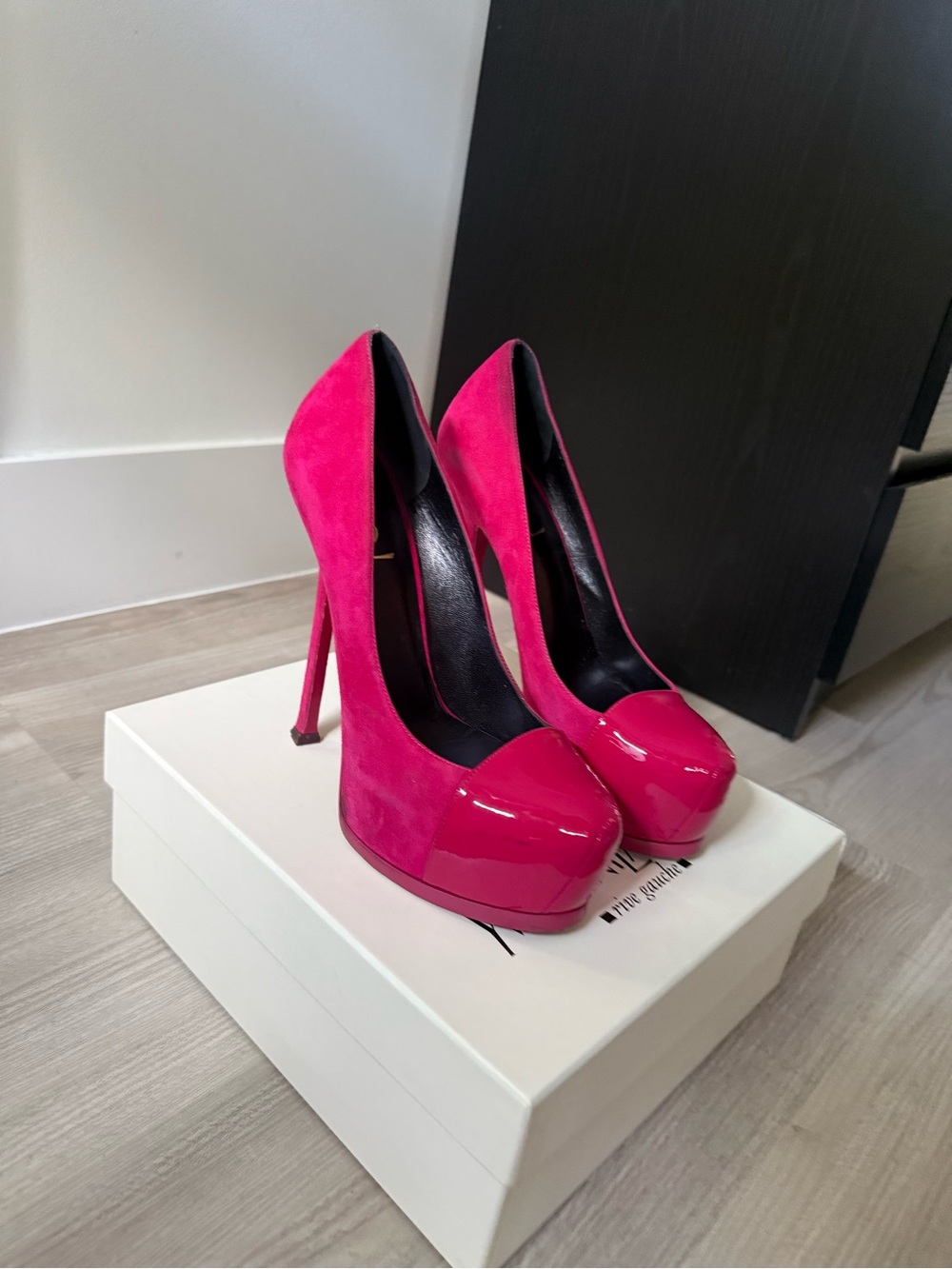 Saint Laurent Hot Pink Patent Leather Platform Pumps - Picture 2 of 6